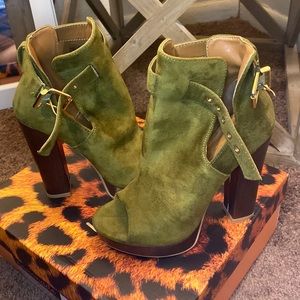 Platform/ Ankle strap block heels💚